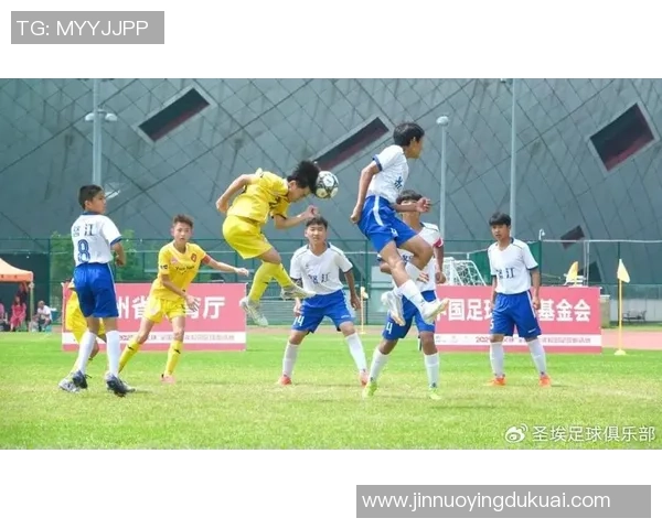 云彩之下的绿茵场足球梦想在天空中飞翔
