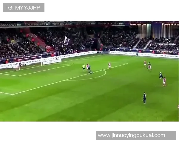 足球场上的争夺战为何演变成拽头发的荒唐戏码解析