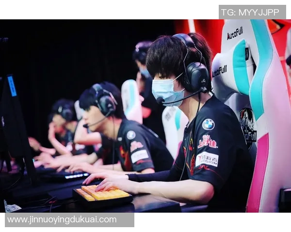 独家解析FPX战队实力对比及其在赛季中的表现分析