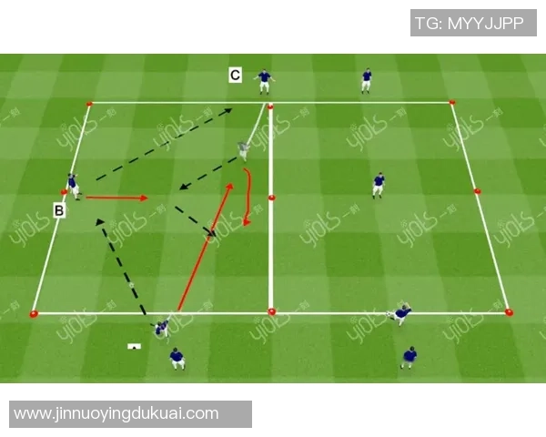 足球中的卡片策略与战术解析如何提升球队竞争力与球员表现